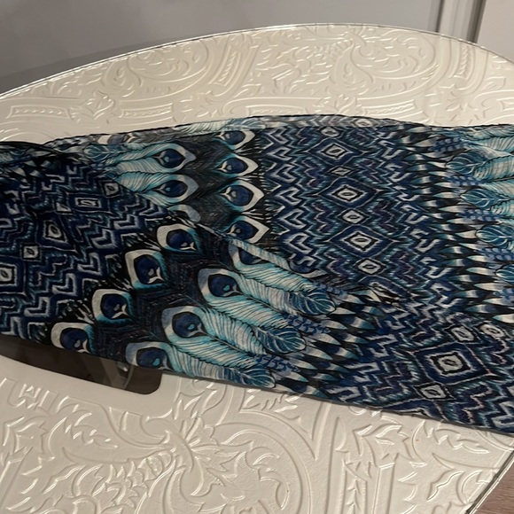 Peacock design blue scarf - Picture 3 of 4